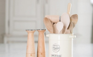 ナチュラルで温かみのある陶器製のキッチンツールスタンド