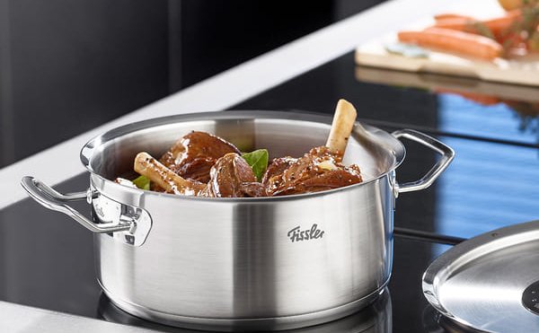 あふれる機能美。効率よく料理に熱を通せるステンレス製の鍋