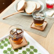 天然木の美しさが際立つ木製のコースター