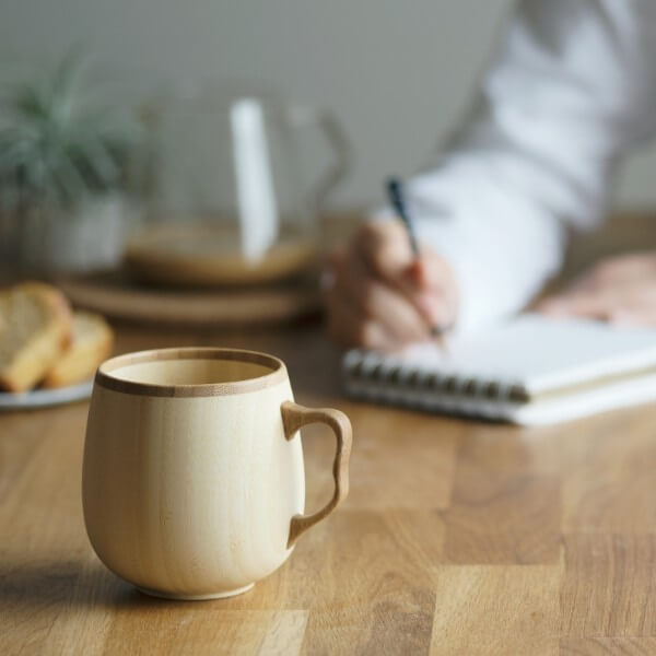 木製マグカップを並べてテーブルにやさしい雰囲気をのイメージ画像