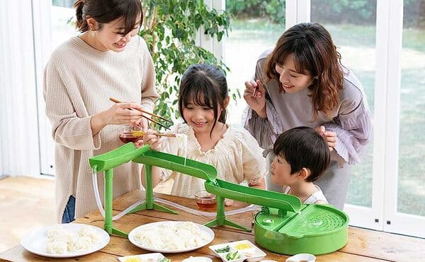 家族や友達と楽しもう！大人数で味わえる大型の流しそうめん機 - inzak