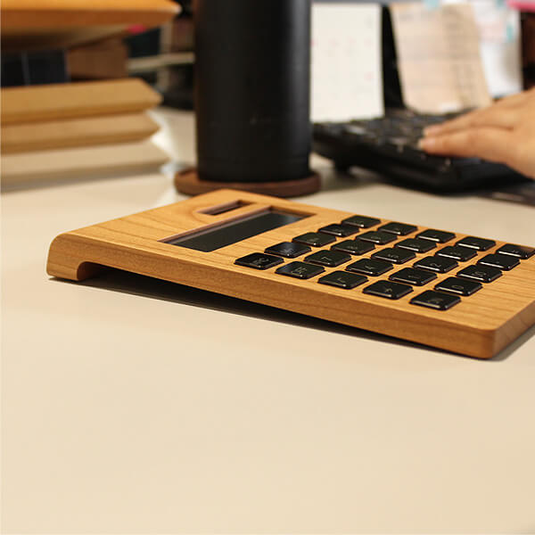 漂う木の高級感。Hacoa（ハコア）Solar Battery Calculator Desk Typeのイメージ画像