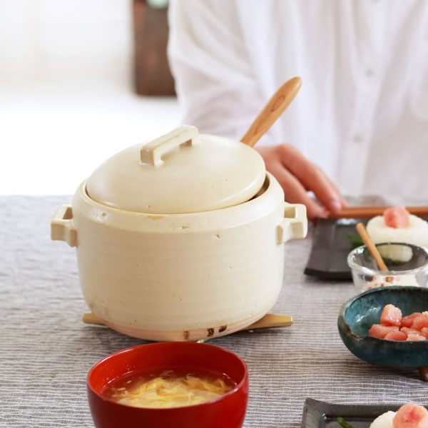 お米の香り漂うご飯鍋も食卓に並べようのイメージ画像