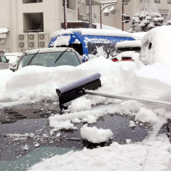 効率よく雪掻き。おすすめの雪かきスコップや車用など便利な道具15選 - inzak