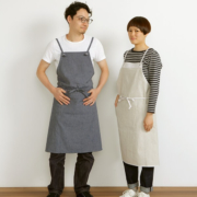 コットンやリネン。シンプルなデザインの女性向けロングエプロン