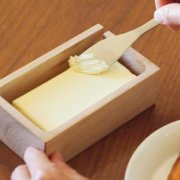 バターを温度変化から守ってくれる木製のバターケース