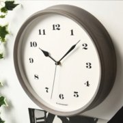 個性的な表情。加藤木工（KATOMOKU）muku round wall clock 3 電波時計 km-54GRC km-54NRC