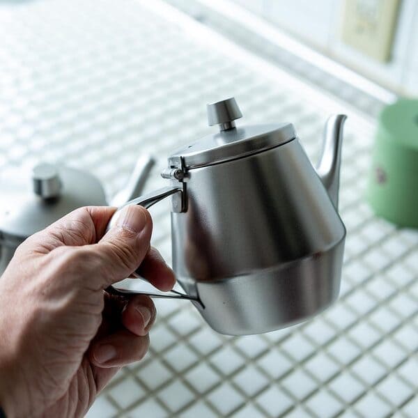 使いやすさを徹底追求。本間製作所 仔犬印（こいぬじるし）ティーポット（マットフィニッシュ）のイメージ画像