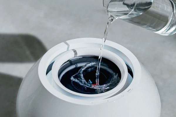 手に届く未来。BALMUDA（バルミューダ）気化式加湿器 Rain（レイン）Wi-Fiモデル AHM01JP-WHのイメージ画像2