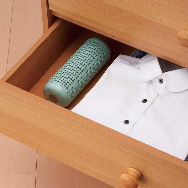 靴箱やクローゼットなどに。Toffy（トフィー）コンパクトリユース除湿器 HW-DH1のイメージ画像