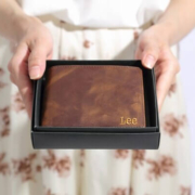【父の日】大人のメンズに贈る5000円以下の革財布特集。キャッシュレス時代に。