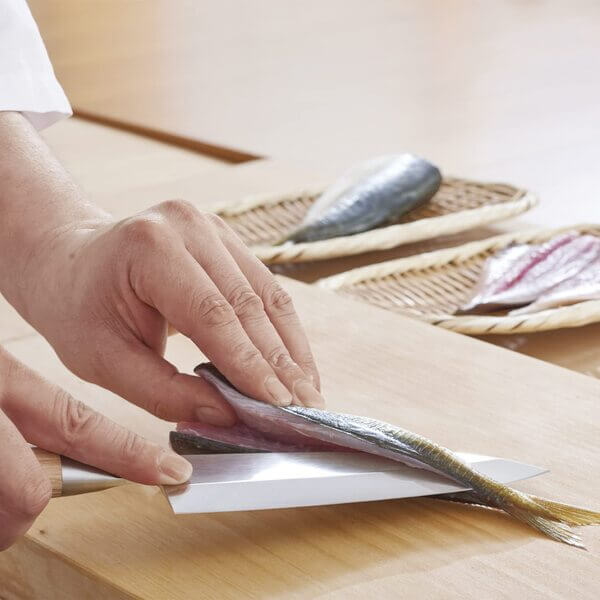 ミシュランシェフと開発。貝印（KAI ）橋本幹造 両刃包丁 片鎬出刃 AB5513のイメージ画像