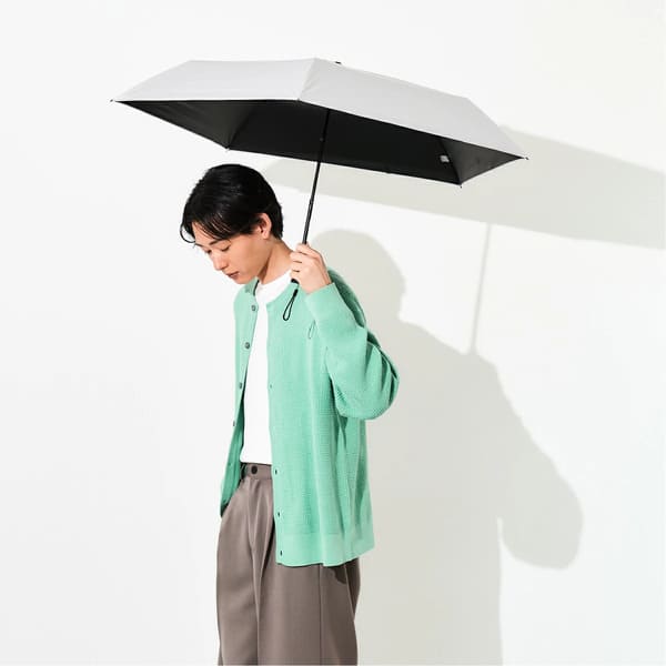 約150グラムという軽さ。a.s.s.a  軽量折りたたみ日傘 FM017
