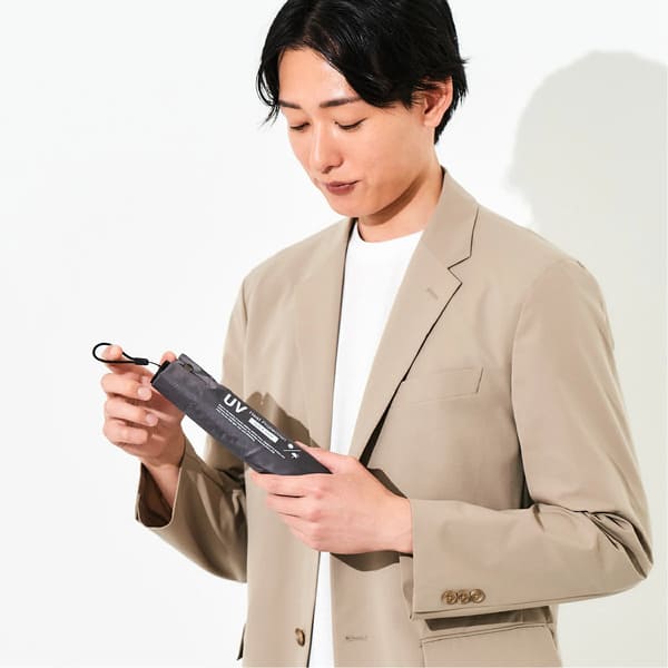 約150グラムという軽さ。a.s.s.a  軽量折りたたみ日傘 FM017のイメージ画像