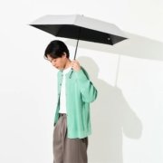 約150グラムという軽さ。a.s.s.a  軽量折りたたみ日傘 FM017